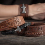 découvrez les styles de bracelets vikings en cuir pour homme, la signification de leurs symboles et nos conseils pour choisir le modèle idéal.